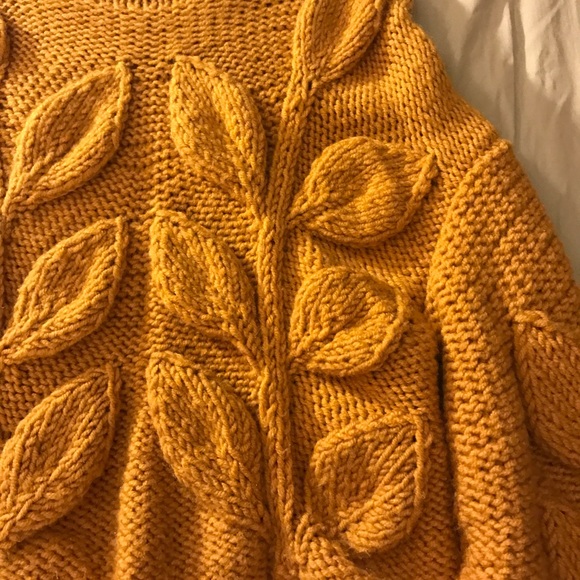 Hand knit chunky cropped sweater - Picture 4 of 6